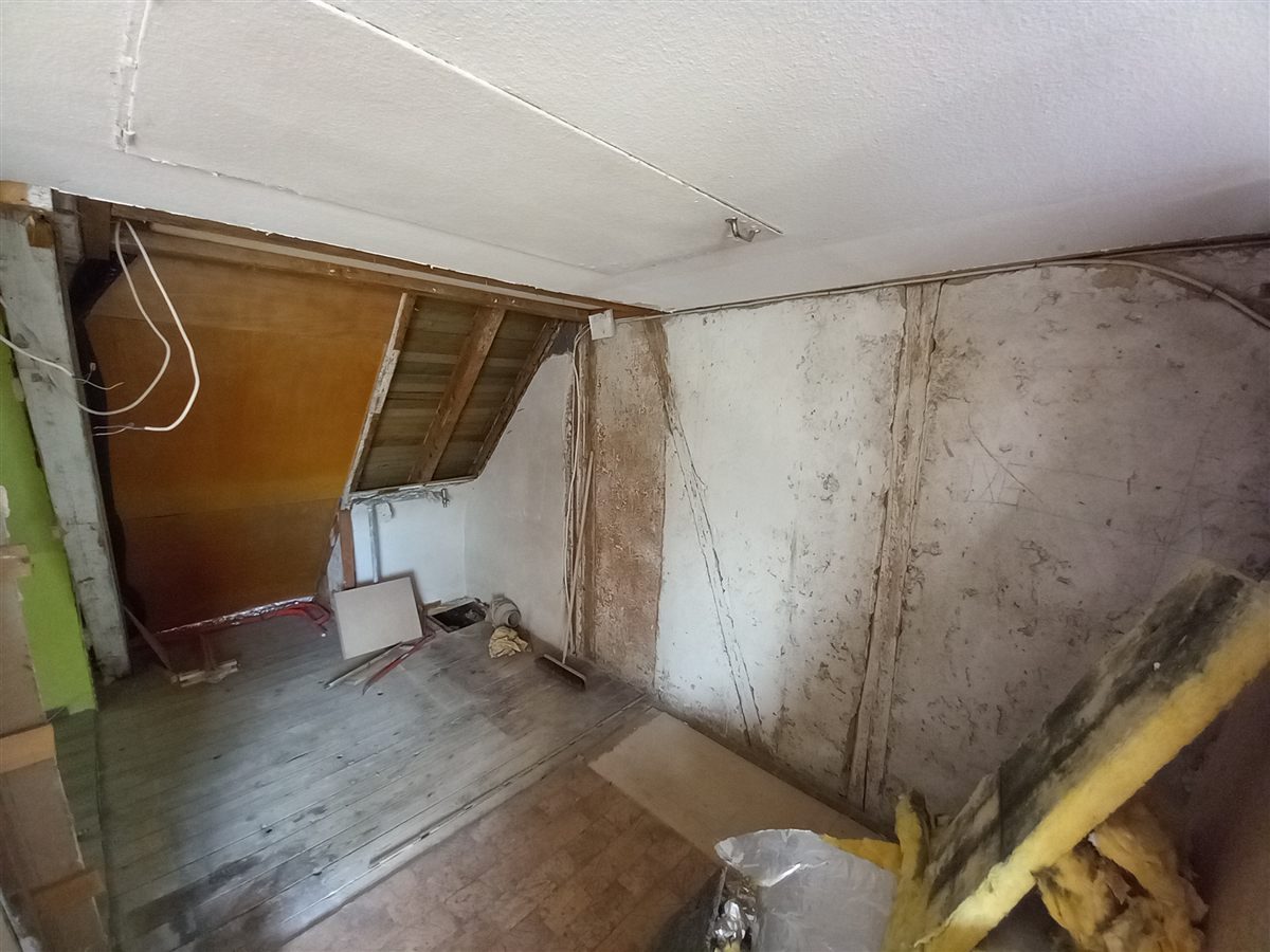 Ungenutzter Estrich im Altbau vor dem Badumbau