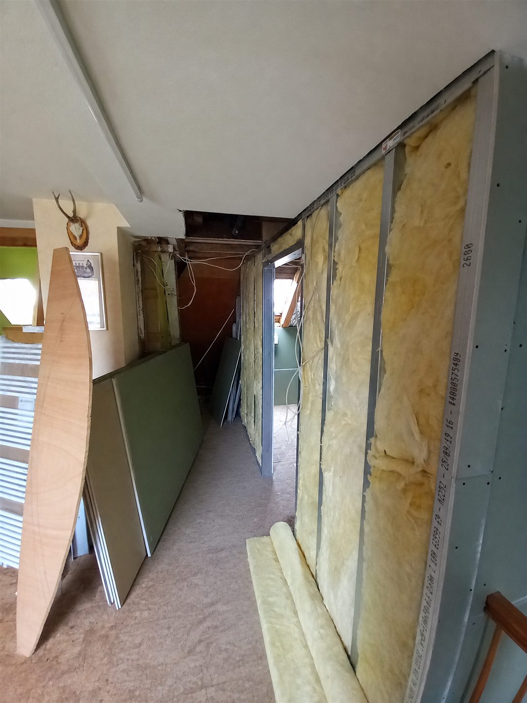Dämmung zwischen den Ständern auf einer aufgeräumten Baustelle