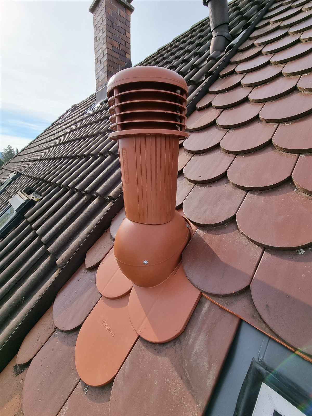 Lüfterhaube auf dem Dach, dicht in die Ziegel eingebunden