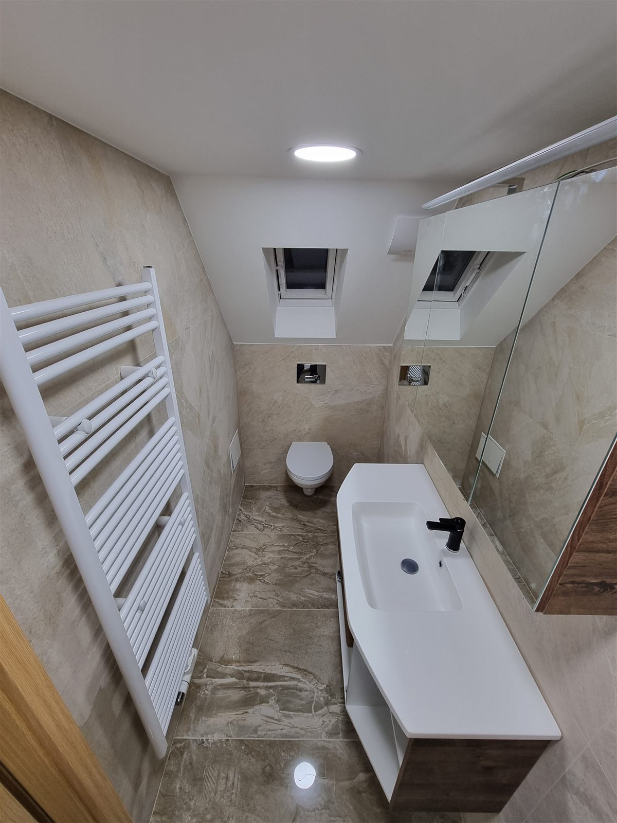 Fertig umgebautes Badezimmer im Dachgeschoss