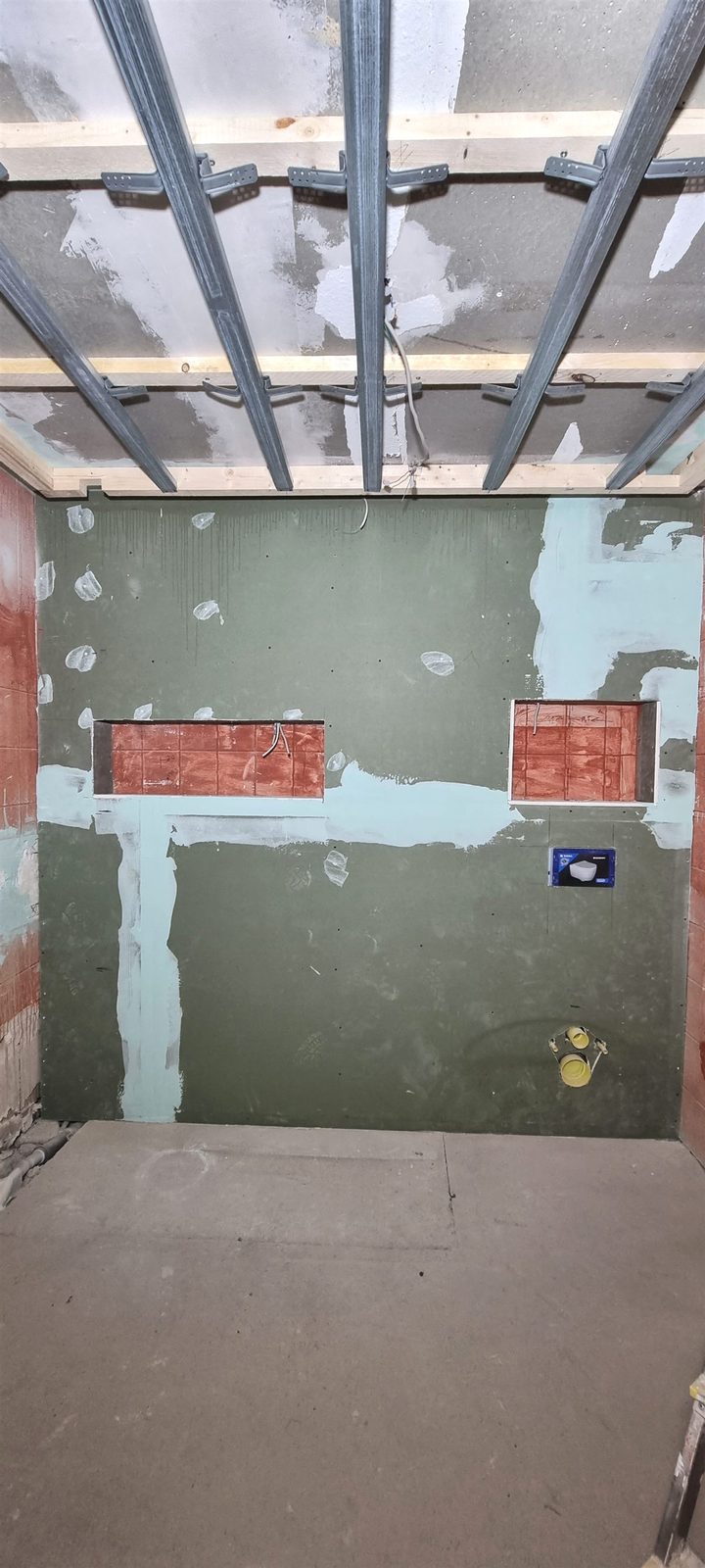 Vorwand im Bad für verdeckt geführte Installationen