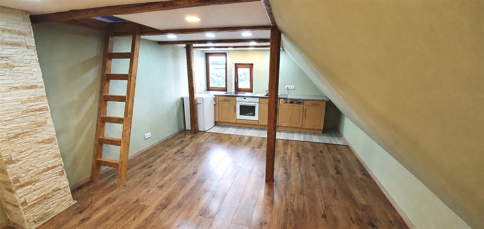 Dachwohnung mit durchgehendem Boden und sauberer Küche