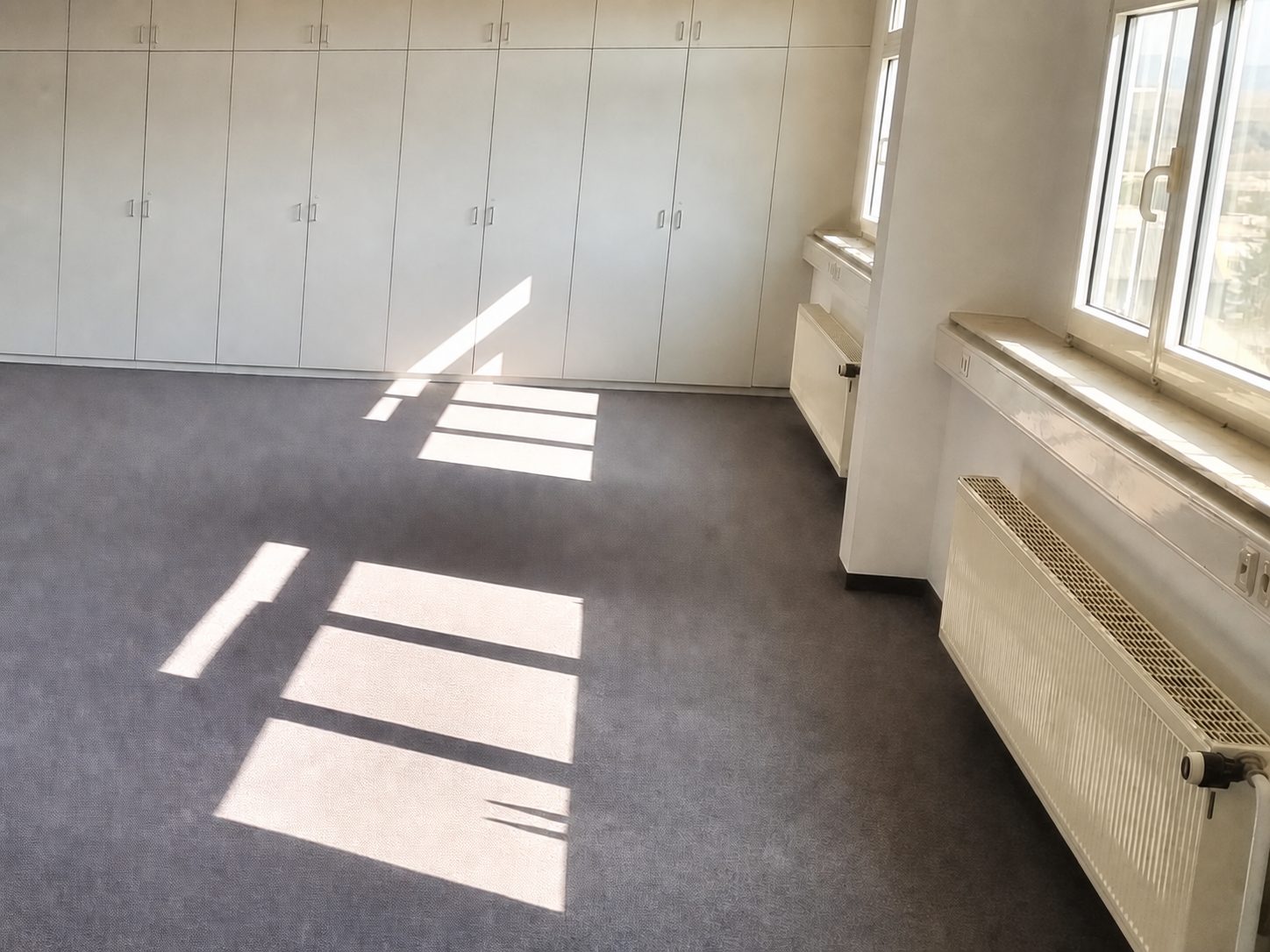 Saubere Bürofläche mit verlegtem Teppichboden