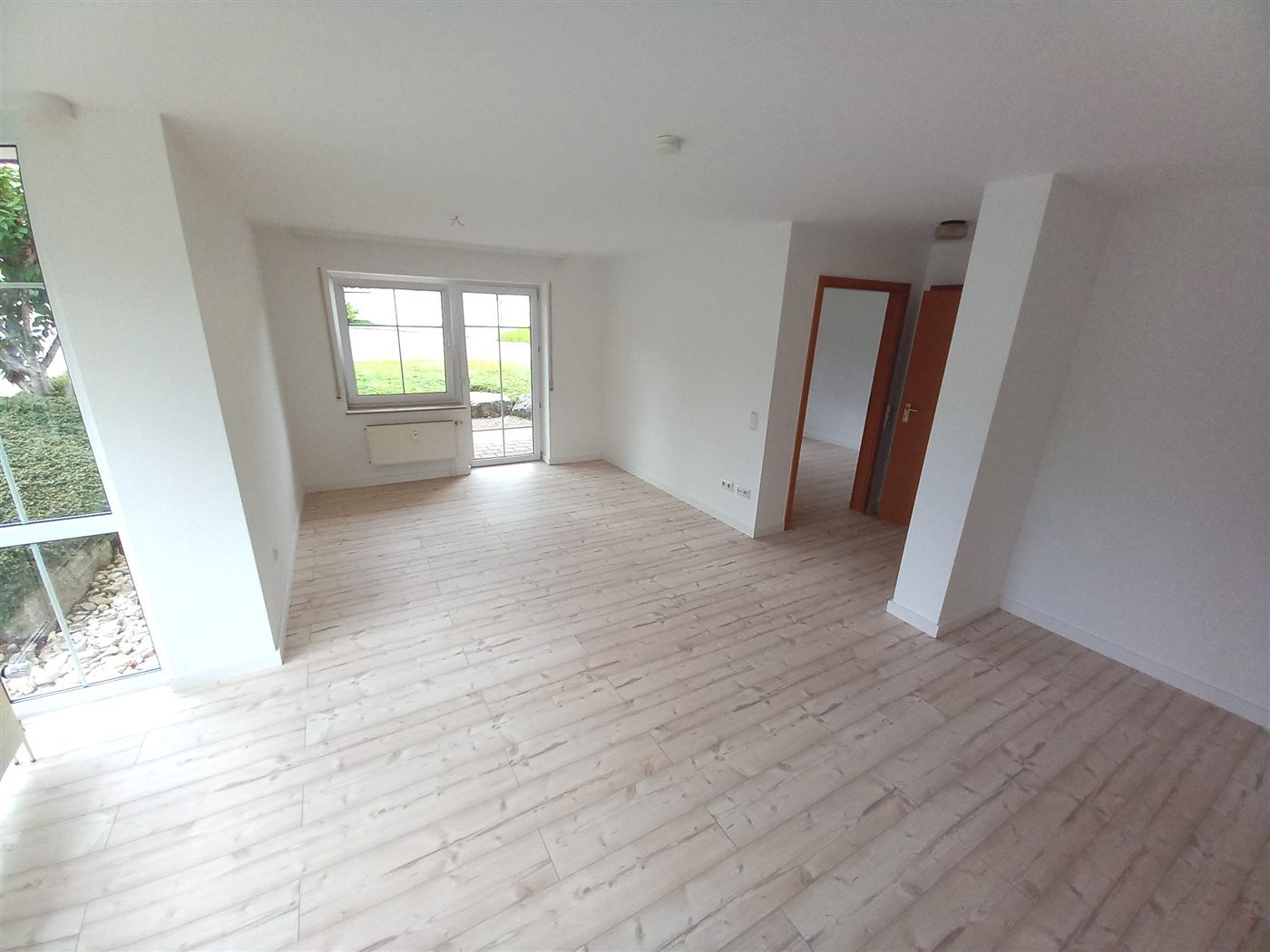 Neu verlegter Boden über Wohnraum und Durchgang