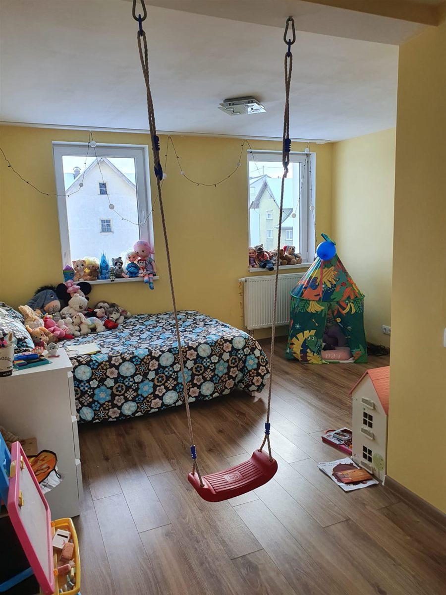 Fertiges Kinderzimmer mit neuem Boden und Schaukel
