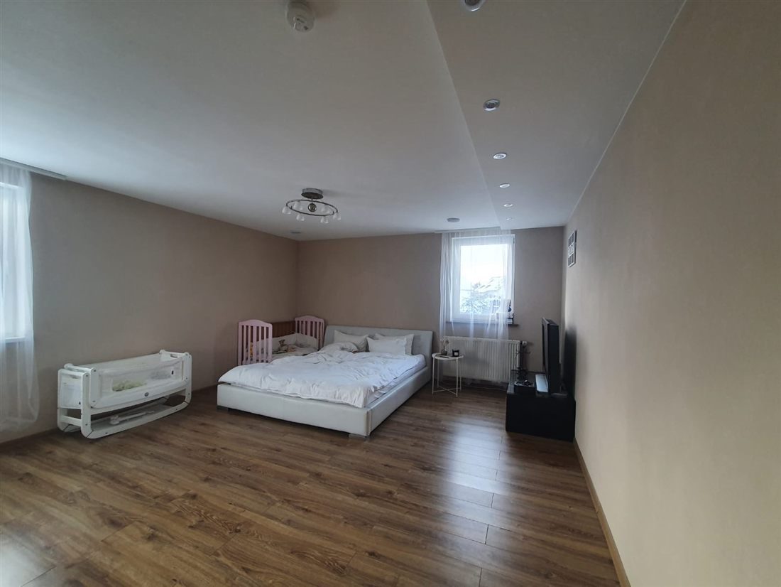 Fertiges Schlafzimmer mit Holzboden und Einbauspots