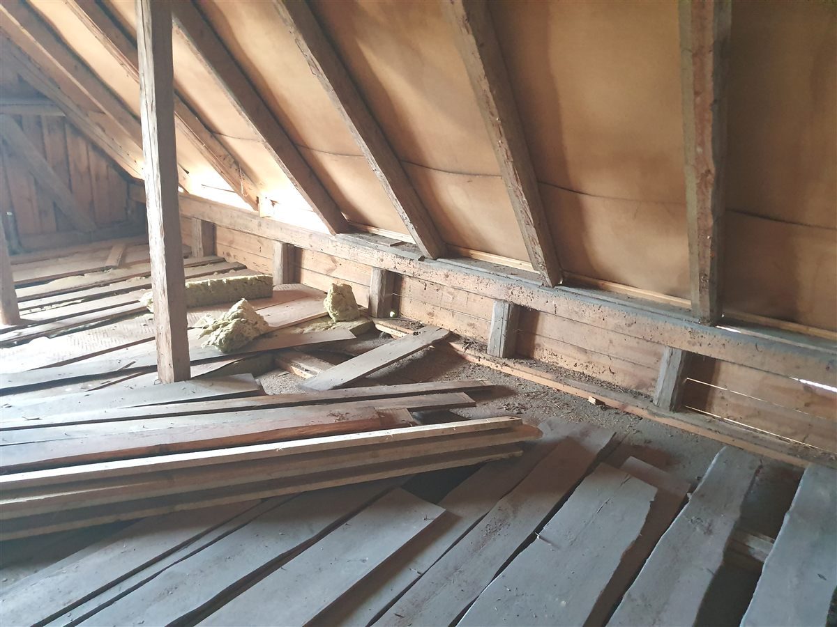 Unausgebauter Rohraum mit offenen Sparren