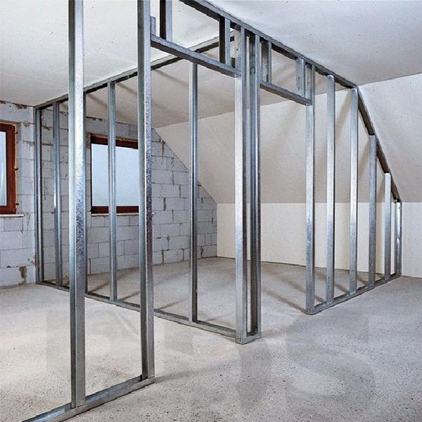 Neue Trennwand aus Metallprofilen