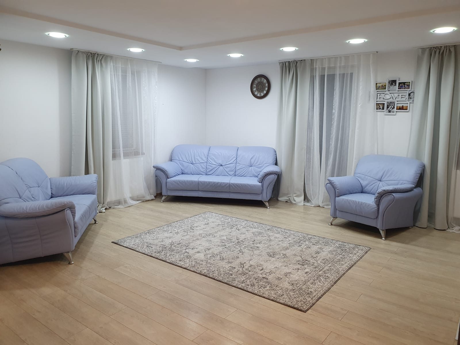 Fertiges Wohnzimmer mit abgehängter Decke und Einbauspots